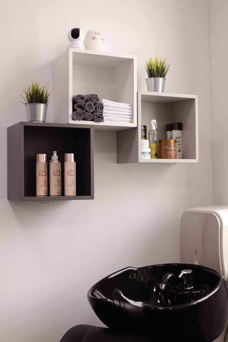 Ни одна шуба или бриллианты не украсят даму больше копны красивых волос. Превращением пушистых облачков на голове в блестящие полотна занимается владимирский эксперт Ирина Харламова. Кажется, что о главном богатстве женщины она знает всё, а ведь увлечение, которое переросло в успешный бизнес, возникло совершенно случайно.