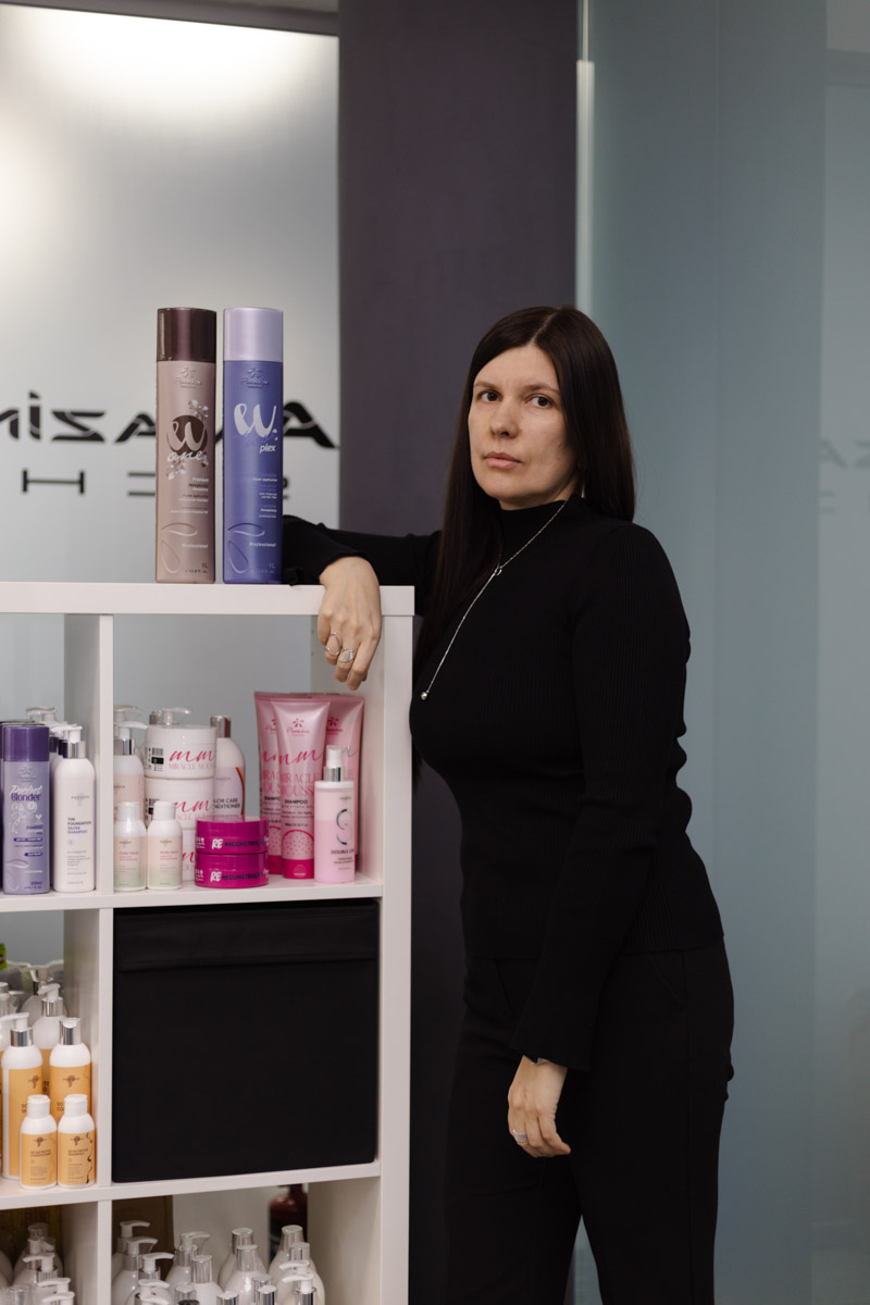 Ни одна шуба или бриллианты не украсят даму больше копны красивых волос. Превращением пушистых облачков на голове в блестящие полотна занимается владимирский эксперт Ирина Харламова. Кажется, что о главном богатстве женщины она знает всё, а ведь увлечение, которое переросло в успешный бизнес, возникло совершенно случайно.