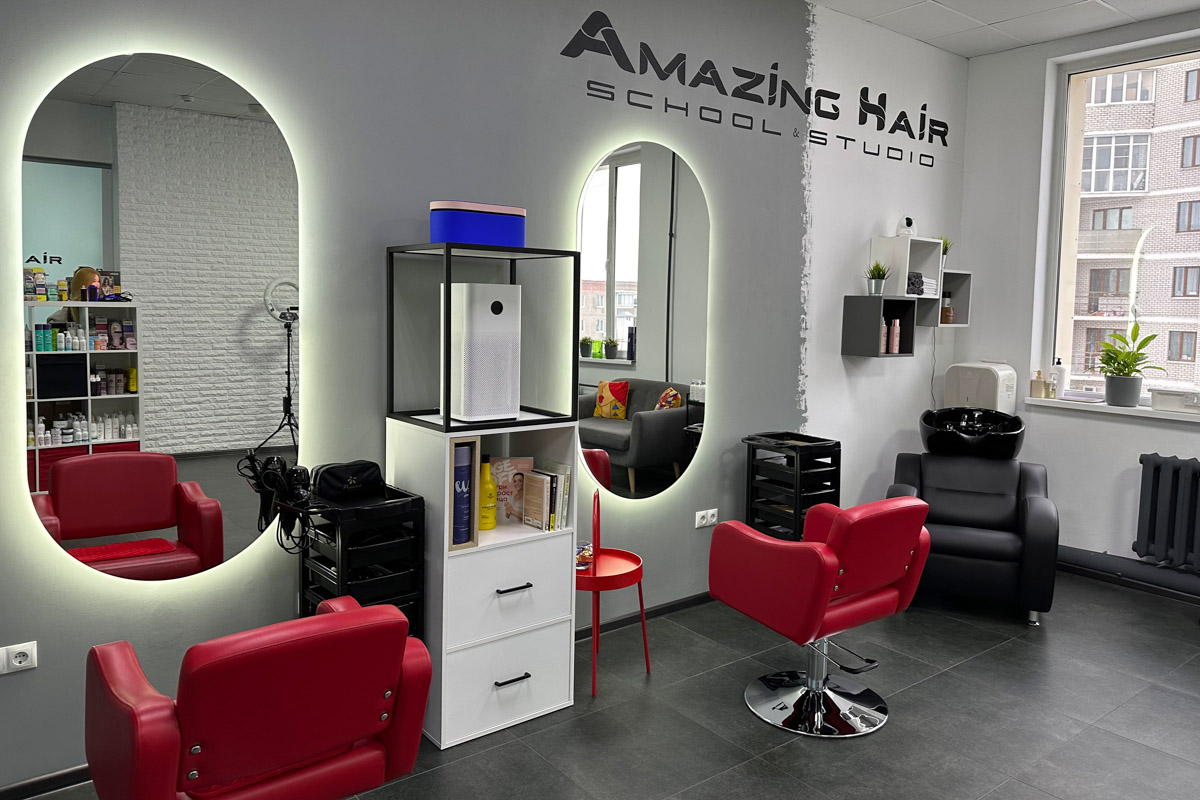 Ни одна шуба или бриллианты не украсят даму больше копны красивых волос. Превращением пушистых облачков на голове в блестящие полотна занимается владимирский эксперт Ирина Харламова. Кажется, что о главном богатстве женщины она знает всё, а ведь увлечение, которое переросло в успешный бизнес, возникло совершенно случайно.