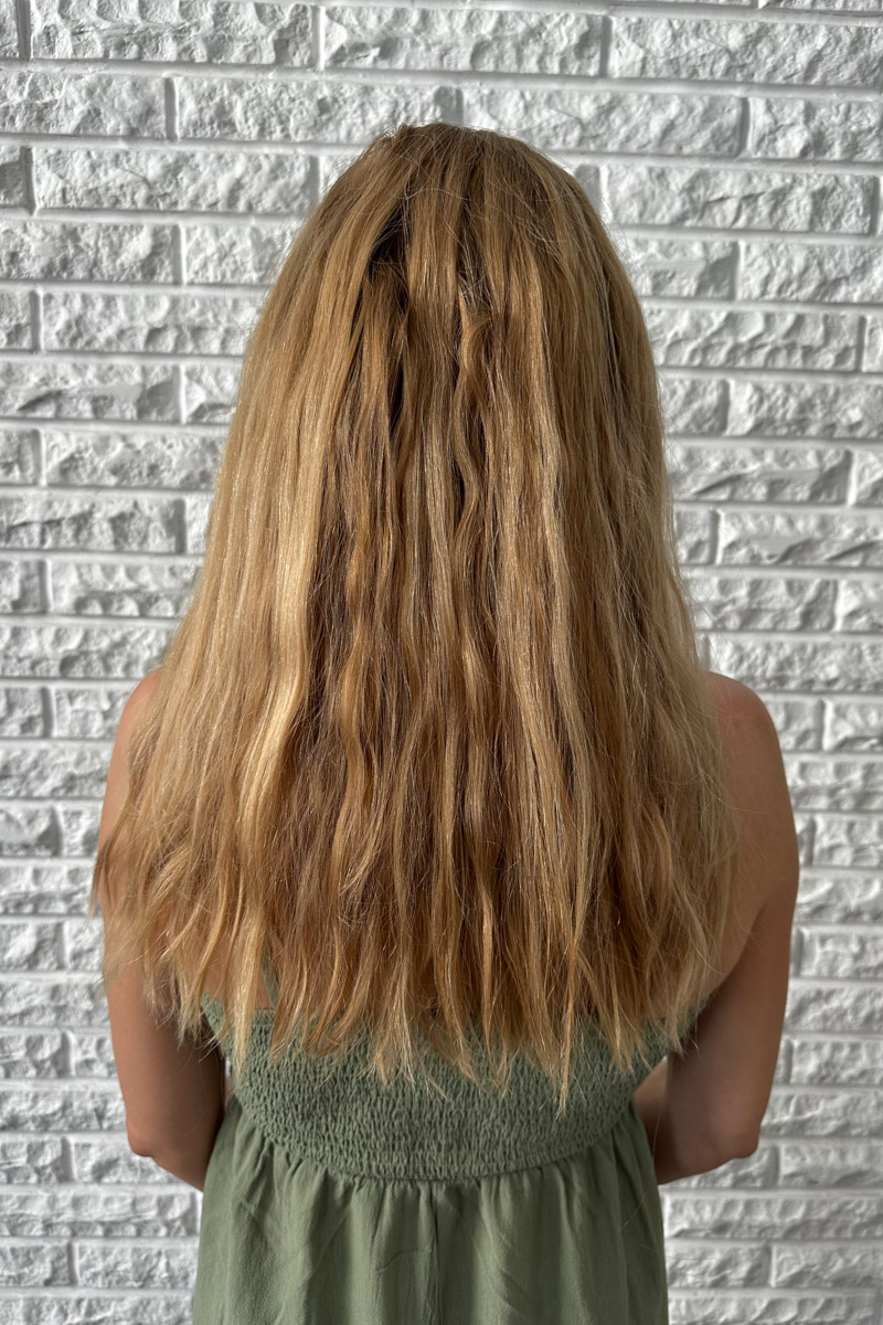 Ни одна шуба или бриллианты не украсят даму больше копны красивых волос. Превращением пушистых облачков на голове в блестящие полотна занимается владимирский эксперт Ирина Харламова. Кажется, что о главном богатстве женщины она знает всё, а ведь увлечение, которое переросло в успешный бизнес, возникло совершенно случайно.