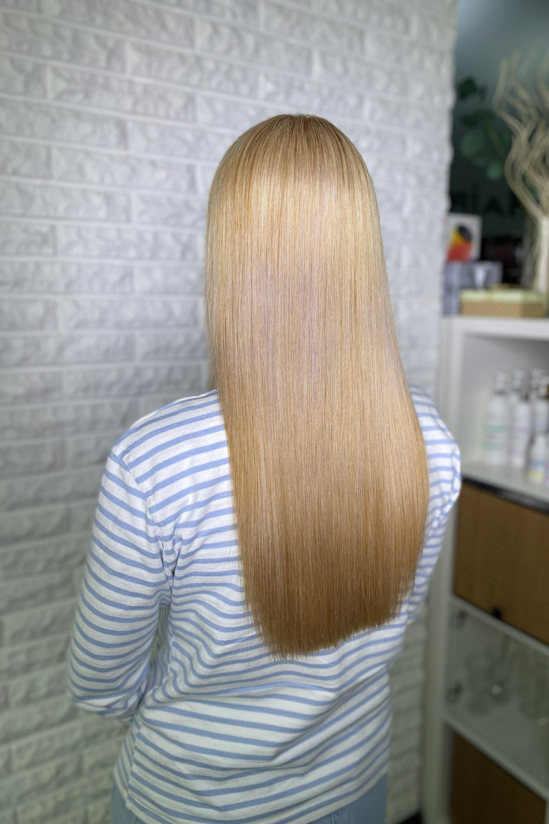 Ни одна шуба или бриллианты не украсят даму больше копны красивых волос. Превращением пушистых облачков на голове в блестящие полотна занимается владимирский эксперт Ирина Харламова. Кажется, что о главном богатстве женщины она знает всё, а ведь увлечение, которое переросло в успешный бизнес, возникло совершенно случайно.