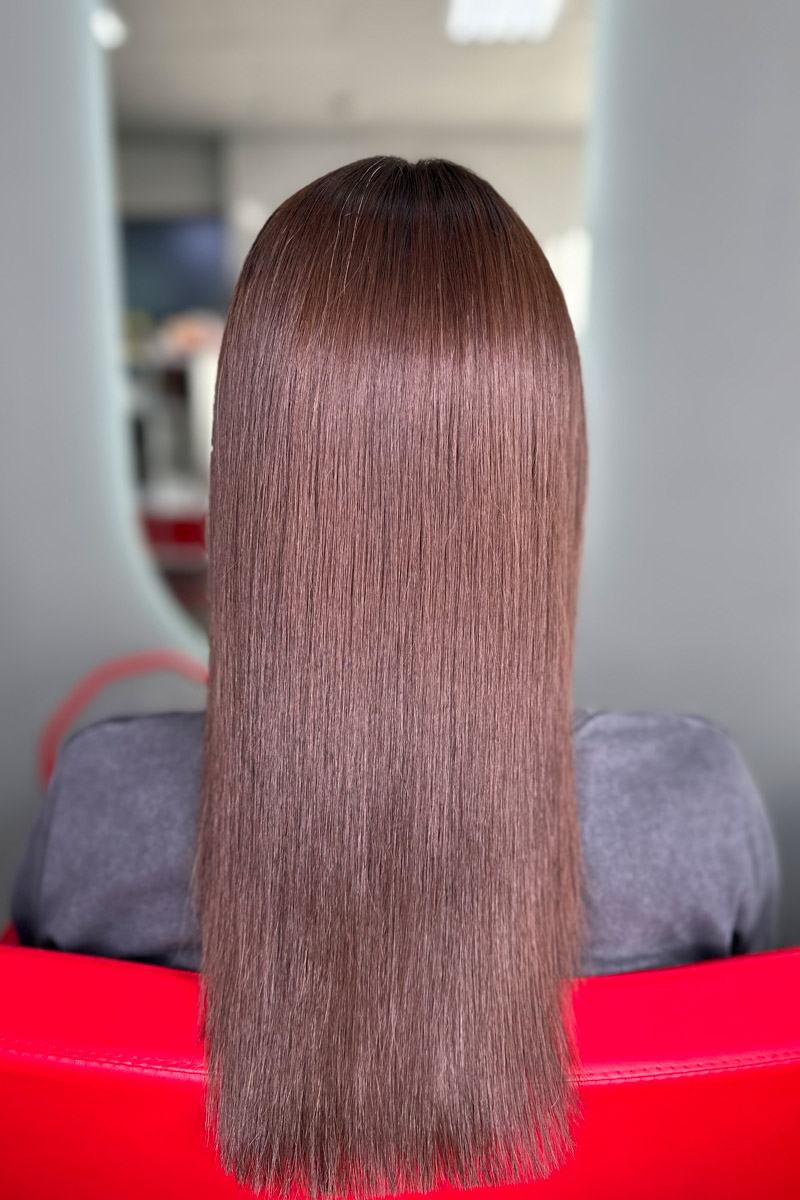 Ни одна шуба или бриллианты не украсят даму больше копны красивых волос. Превращением пушистых облачков на голове в блестящие полотна занимается владимирский эксперт Ирина Харламова. Кажется, что о главном богатстве женщины она знает всё, а ведь увлечение, которое переросло в успешный бизнес, возникло совершенно случайно.