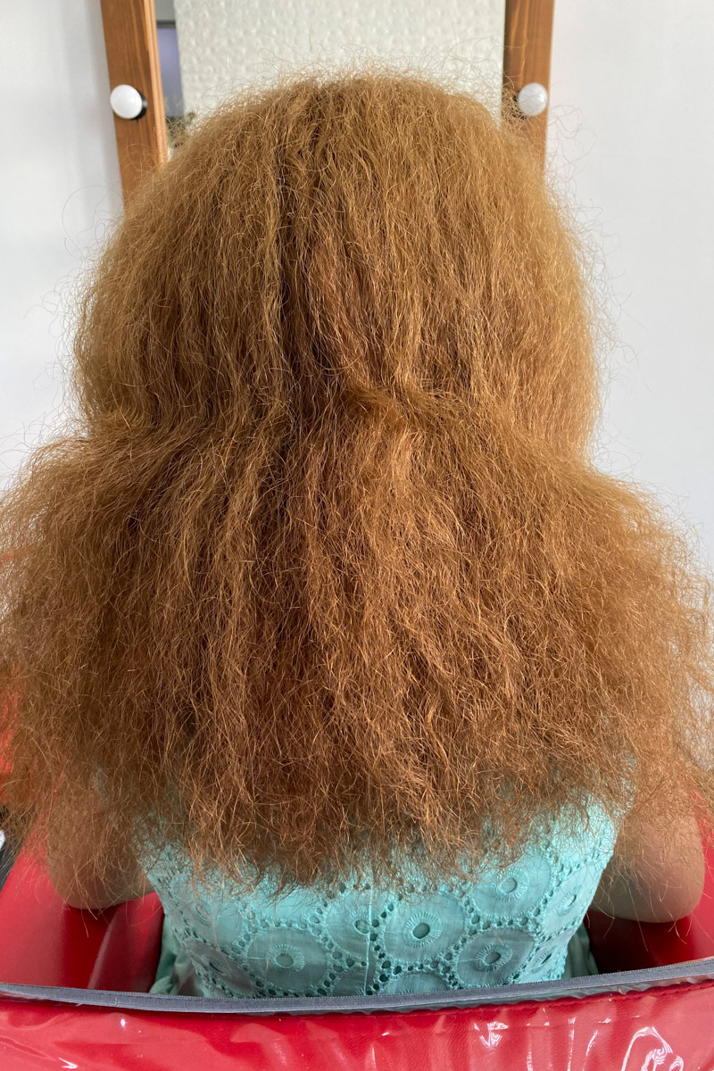 Ни одна шуба или бриллианты не украсят даму больше копны красивых волос. Превращением пушистых облачков на голове в блестящие полотна занимается владимирский эксперт Ирина Харламова. Кажется, что о главном богатстве женщины она знает всё, а ведь увлечение, которое переросло в успешный бизнес, возникло совершенно случайно.