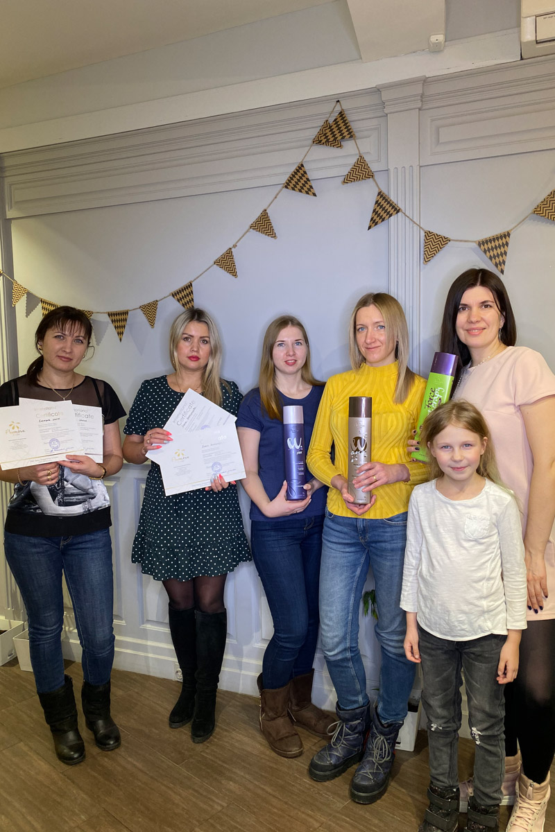 Ни одна шуба или бриллианты не украсят даму больше копны красивых волос. Превращением пушистых облачков на голове в блестящие полотна занимается владимирский эксперт Ирина Харламова. Кажется, что о главном богатстве женщины она знает всё, а ведь увлечение, которое переросло в успешный бизнес, возникло совершенно случайно.