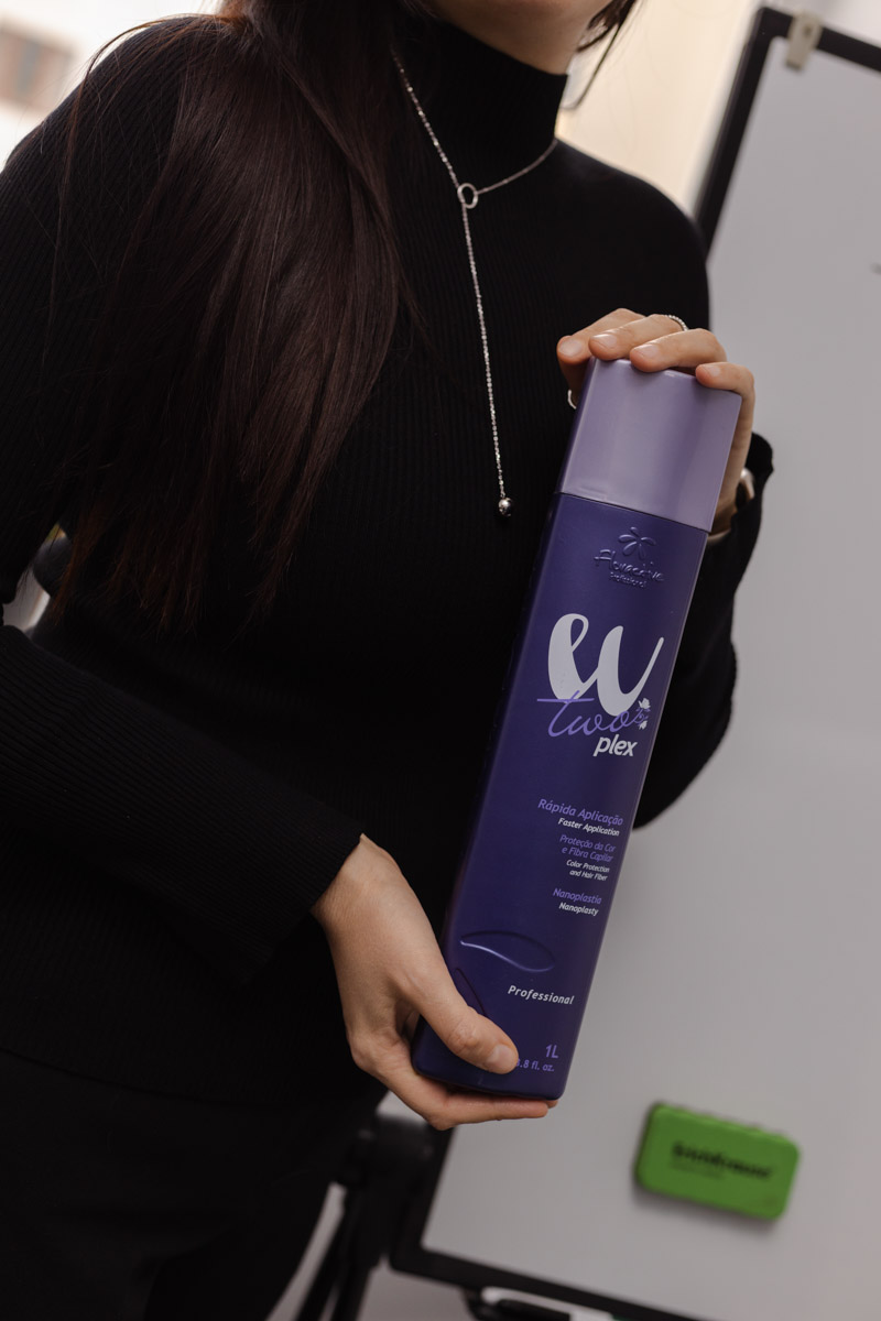 Ни одна шуба или бриллианты не украсят даму больше копны красивых волос. Превращением пушистых облачков на голове в блестящие полотна занимается владимирский эксперт Ирина Харламова. Кажется, что о главном богатстве женщины она знает всё, а ведь увлечение, которое переросло в успешный бизнес, возникло совершенно случайно.