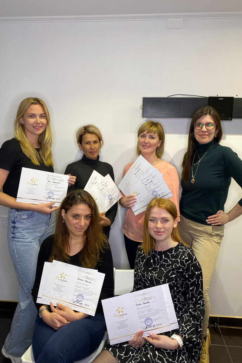 Ни одна шуба или бриллианты не украсят даму больше копны красивых волос. Превращением пушистых облачков на голове в блестящие полотна занимается владимирский эксперт Ирина Харламова. Кажется, что о главном богатстве женщины она знает всё, а ведь увлечение, которое переросло в успешный бизнес, возникло совершенно случайно.