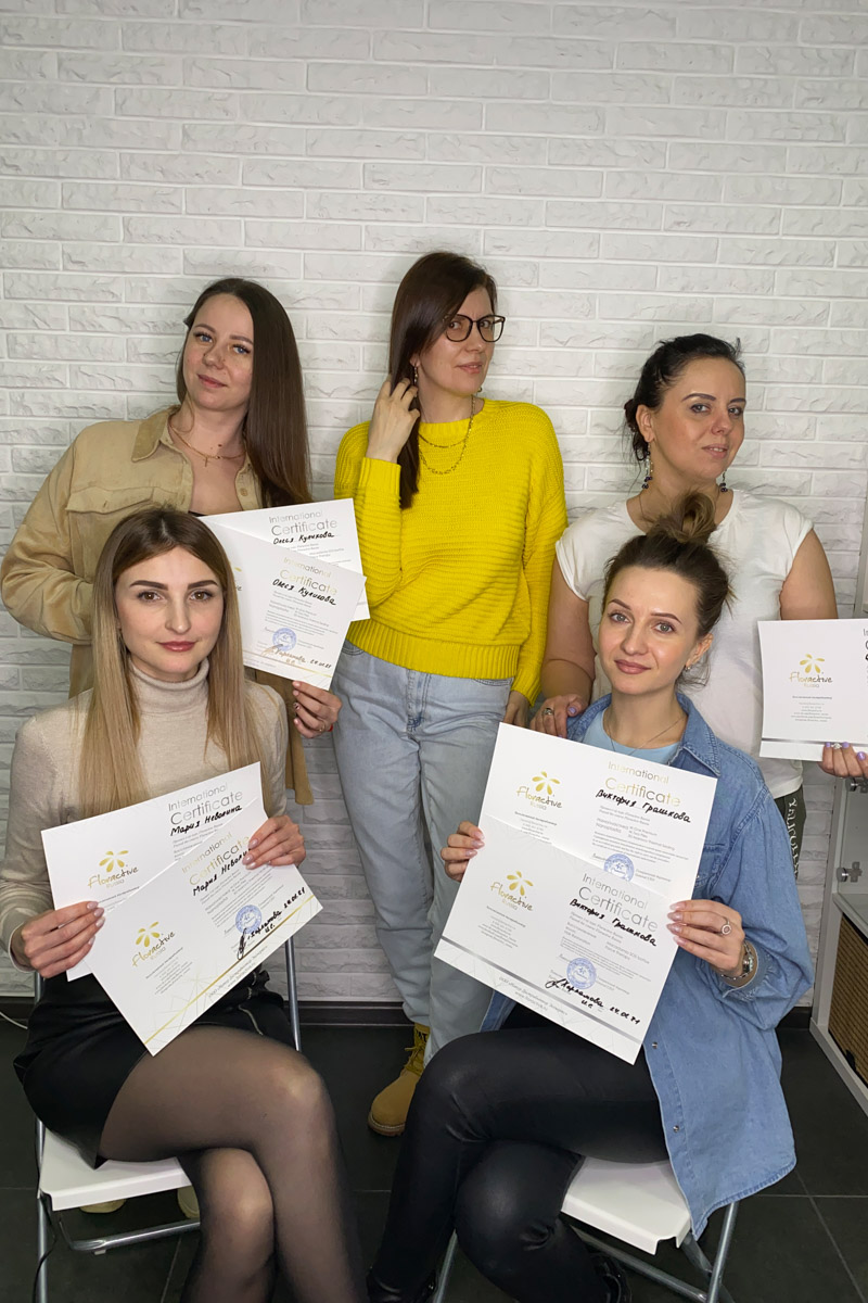 Ни одна шуба или бриллианты не украсят даму больше копны красивых волос. Превращением пушистых облачков на голове в блестящие полотна занимается владимирский эксперт Ирина Харламова. Кажется, что о главном богатстве женщины она знает всё, а ведь увлечение, которое переросло в успешный бизнес, возникло совершенно случайно.