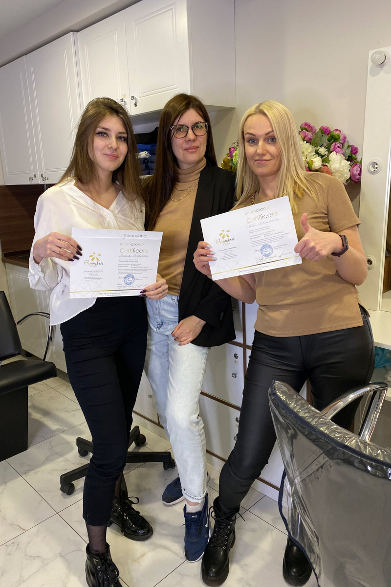 Ни одна шуба или бриллианты не украсят даму больше копны красивых волос. Превращением пушистых облачков на голове в блестящие полотна занимается владимирский эксперт Ирина Харламова. Кажется, что о главном богатстве женщины она знает всё, а ведь увлечение, которое переросло в успешный бизнес, возникло совершенно случайно.