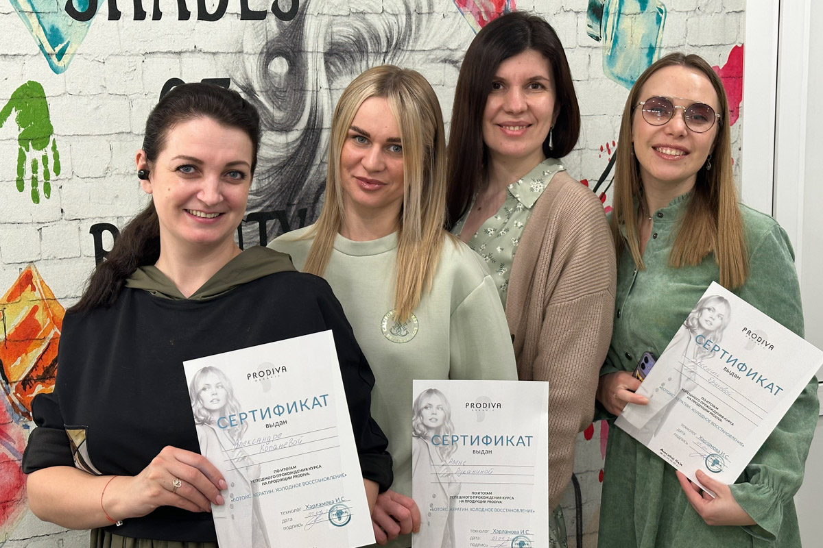 Ни одна шуба или бриллианты не украсят даму больше копны красивых волос. Превращением пушистых облачков на голове в блестящие полотна занимается владимирский эксперт Ирина Харламова. Кажется, что о главном богатстве женщины она знает всё, а ведь увлечение, которое переросло в успешный бизнес, возникло совершенно случайно.