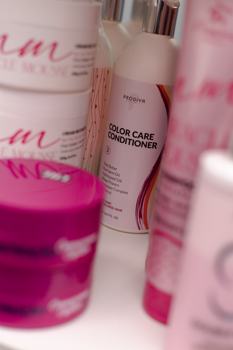 Ни одна шуба или бриллианты не украсят даму больше копны красивых волос. Превращением пушистых облачков на голове в блестящие полотна занимается владимирский эксперт Ирина Харламова. Кажется, что о главном богатстве женщины она знает всё, а ведь увлечение, которое переросло в успешный бизнес, возникло совершенно случайно.