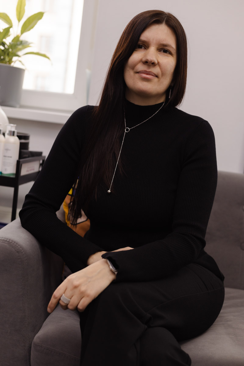 Ни одна шуба или бриллианты не украсят даму больше копны красивых волос. Превращением пушистых облачков на голове в блестящие полотна занимается владимирский эксперт Ирина Харламова. Кажется, что о главном богатстве женщины она знает всё, а ведь увлечение, которое переросло в успешный бизнес, возникло совершенно случайно.