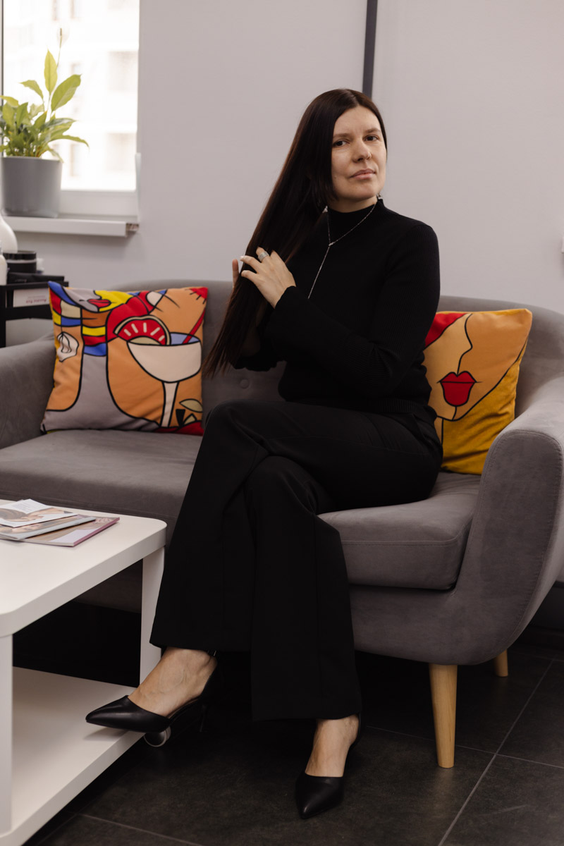 Ни одна шуба или бриллианты не украсят даму больше копны красивых волос. Превращением пушистых облачков на голове в блестящие полотна занимается владимирский эксперт Ирина Харламова. Кажется, что о главном богатстве женщины она знает всё, а ведь увлечение, которое переросло в успешный бизнес, возникло совершенно случайно.