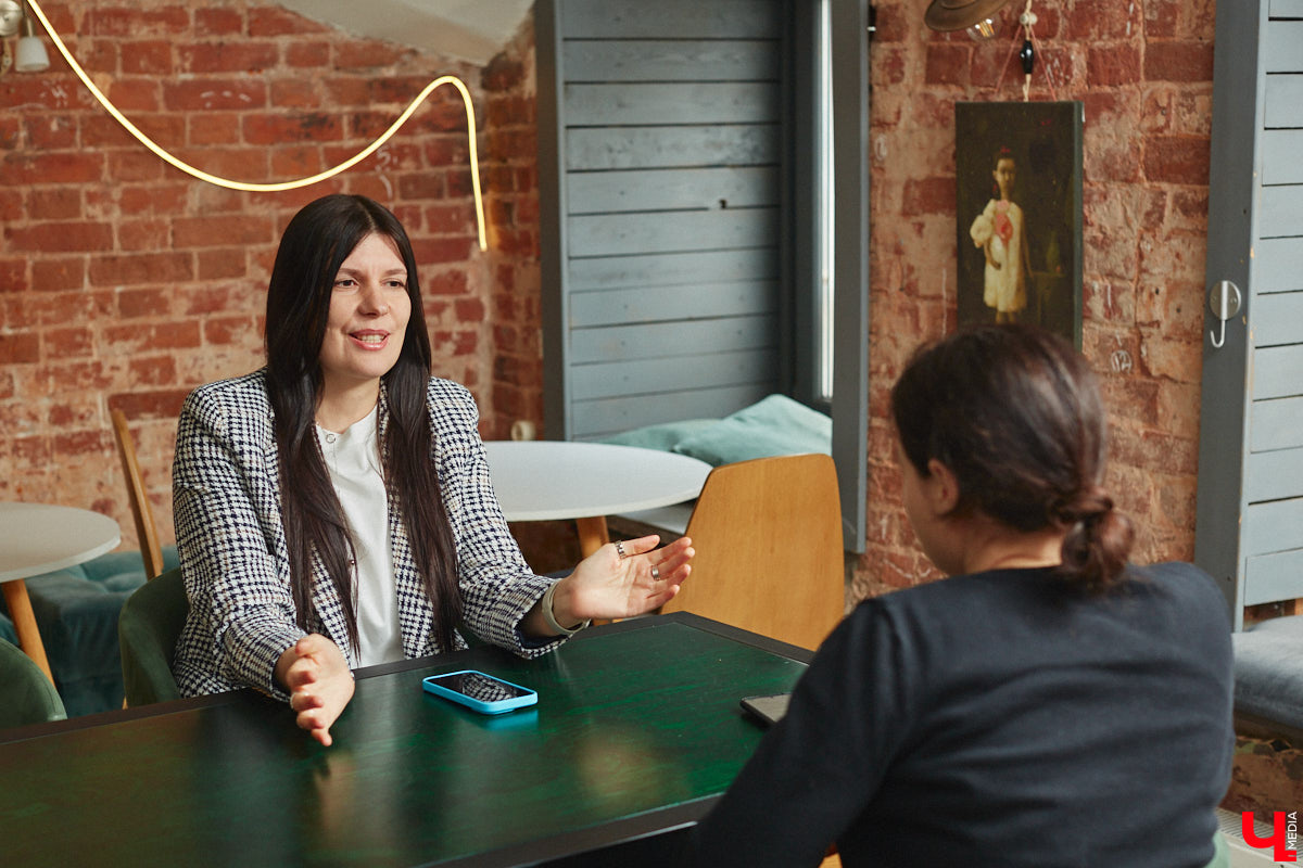 Ни одна шуба или бриллианты не украсят даму больше копны красивых волос. Превращением пушистых облачков на голове в блестящие полотна занимается владимирский эксперт Ирина Харламова. Кажется, что о главном богатстве женщины она знает всё, а ведь увлечение, которое переросло в успешный бизнес, возникло совершенно случайно.