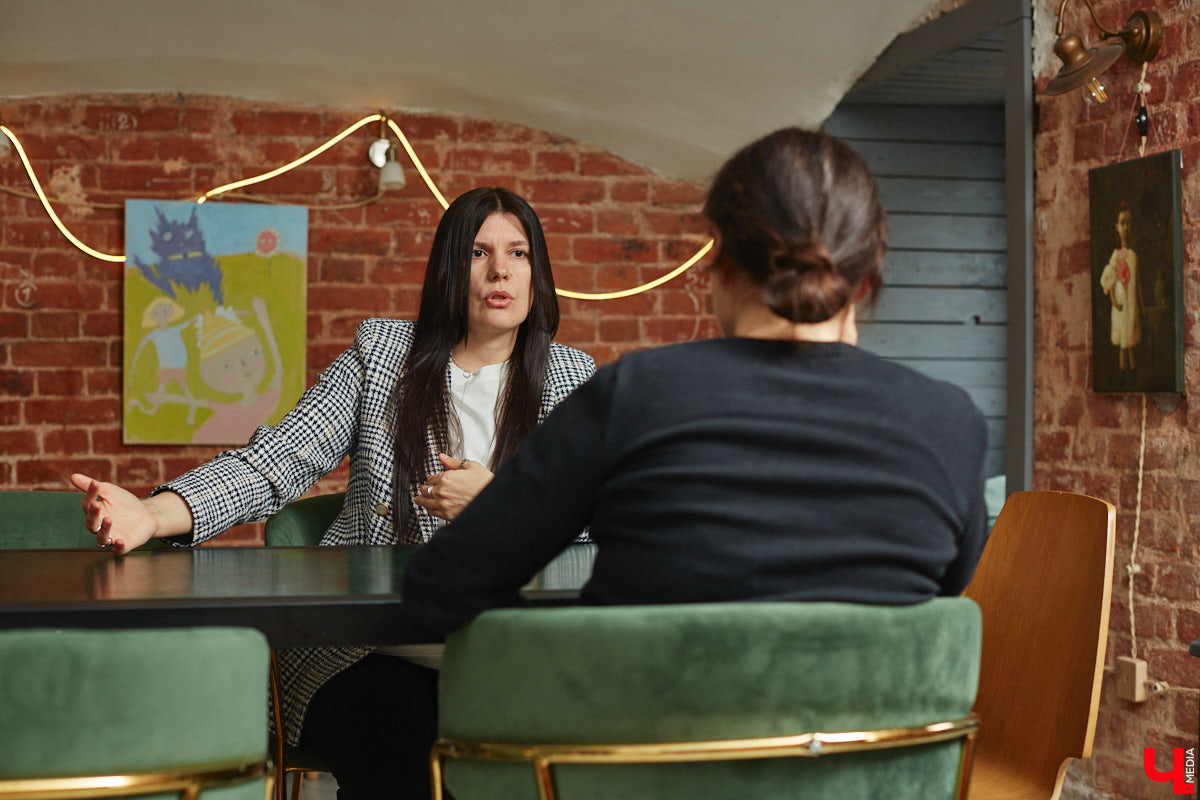 Ни одна шуба или бриллианты не украсят даму больше копны красивых волос. Превращением пушистых облачков на голове в блестящие полотна занимается владимирский эксперт Ирина Харламова. Кажется, что о главном богатстве женщины она знает всё, а ведь увлечение, которое переросло в успешный бизнес, возникло совершенно случайно.