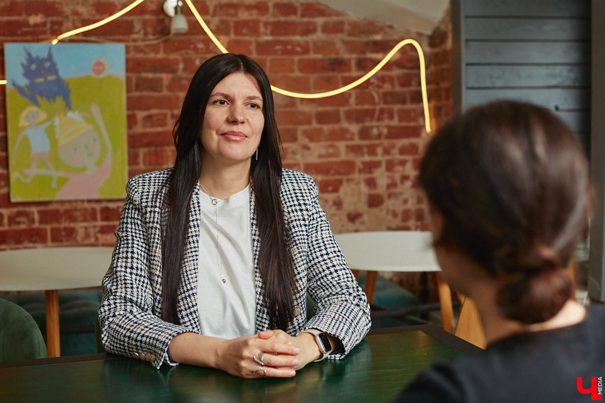 Ни одна шуба или бриллианты не украсят даму больше копны красивых волос. Превращением пушистых облачков на голове в блестящие полотна занимается владимирский эксперт Ирина Харламова. Кажется, что о главном богатстве женщины она знает всё, а ведь увлечение, которое переросло в успешный бизнес, возникло совершенно случайно.