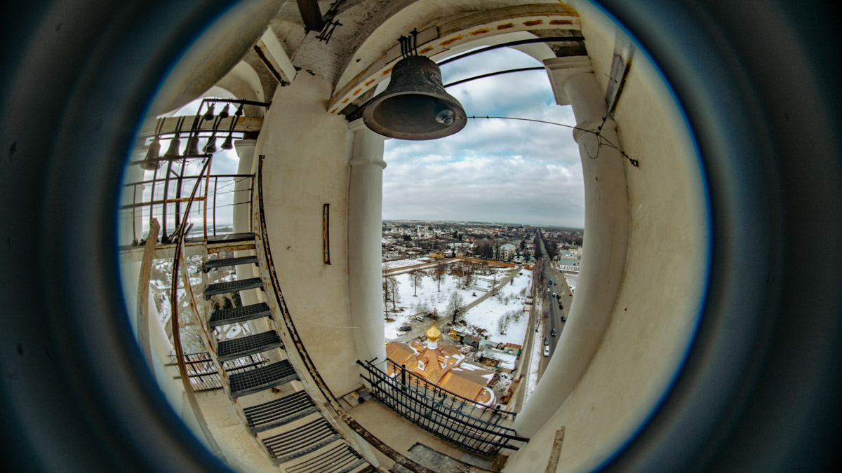 Хотите увидеть города 33-го региона как на ладони и полюбоваться их красотами с высоты птичьего полета? Рекомендуем забраться на местные колокольни! Именно так поступил владимирский фотограф Михаил Урбан: он поднялся на пять смотровых площадок в разных районах области и сделал потрясающие кадры.