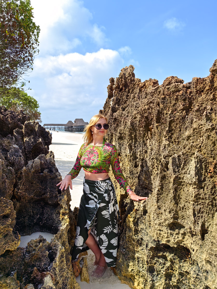 До поездки на Занзибар о таинственной точке на глобусе Наталья Клипова знала только из книги про «Доктора Айболита». Но спустя 24 часа пути из Вязников до восточного побережья Африки туристка навсегда влюбилась в лазурные волны и чистейшие песчаные пляжи. Однако красота природы резко контрастировала с весьма скромным бытом местного населения, которое, несмотря ни на что, не унывает и никуда не спешит.