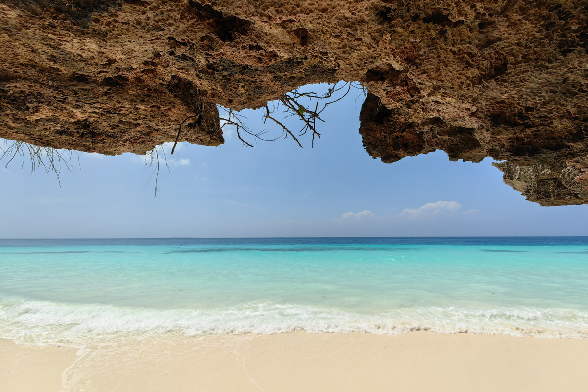 До поездки на Занзибар о таинственной точке на глобусе Наталья Клипова знала только из книги про «Доктора Айболита». Но спустя 24 часа пути из Вязников до восточного побережья Африки туристка навсегда влюбилась в лазурные волны и чистейшие песчаные пляжи. Однако красота природы резко контрастировала с весьма скромным бытом местного населения, которое, несмотря ни на что, не унывает и никуда не спешит.
