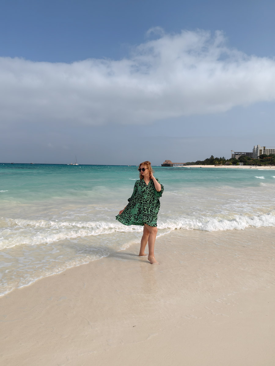 До поездки на Занзибар о таинственной точке на глобусе Наталья Клипова знала только из книги про «Доктора Айболита». Но спустя 24 часа пути из Вязников до восточного побережья Африки туристка навсегда влюбилась в лазурные волны и чистейшие песчаные пляжи. Однако красота природы резко контрастировала с весьма скромным бытом местного населения, которое, несмотря ни на что, не унывает и никуда не спешит.