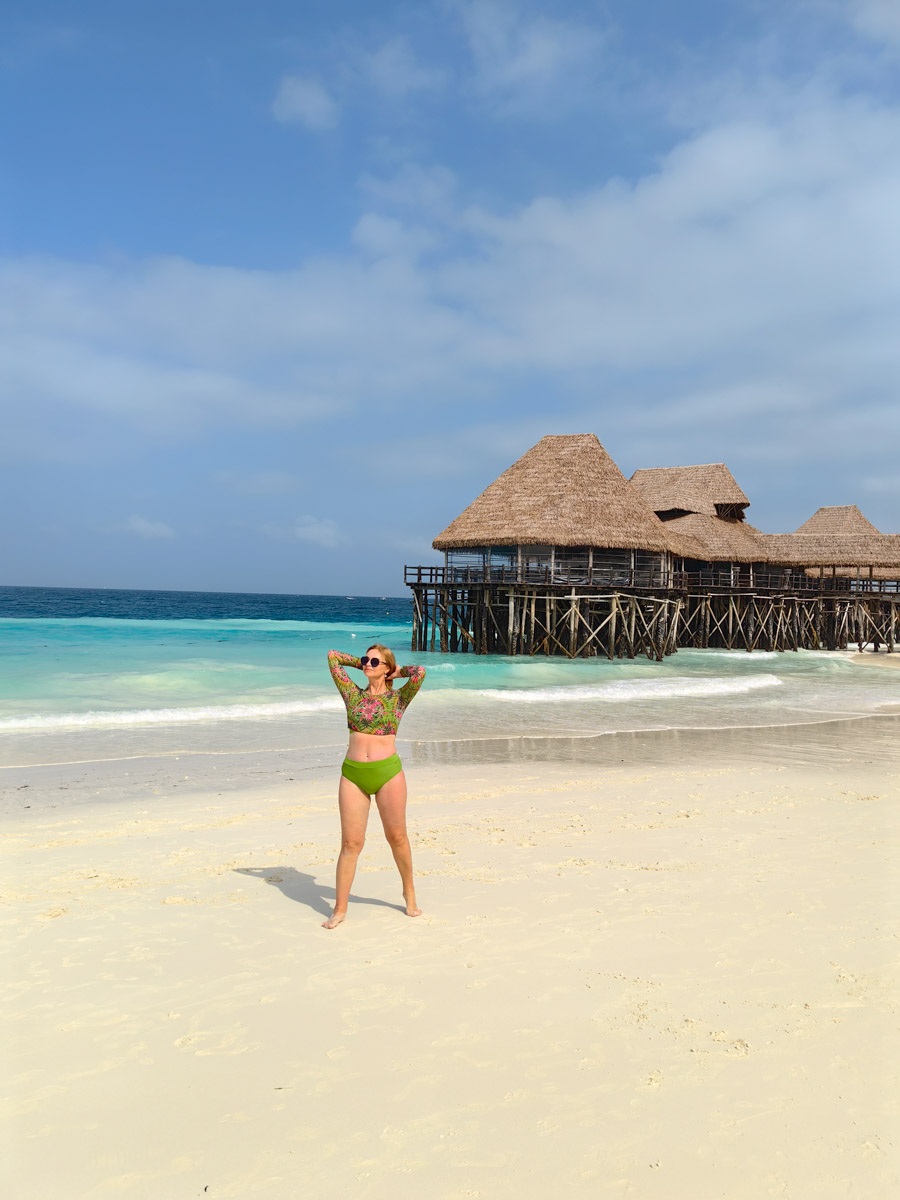 До поездки на Занзибар о таинственной точке на глобусе Наталья Клипова знала только из книги про «Доктора Айболита». Но спустя 24 часа пути из Вязников до восточного побережья Африки туристка навсегда влюбилась в лазурные волны и чистейшие песчаные пляжи. Однако красота природы резко контрастировала с весьма скромным бытом местного населения, которое, несмотря ни на что, не унывает и никуда не спешит.