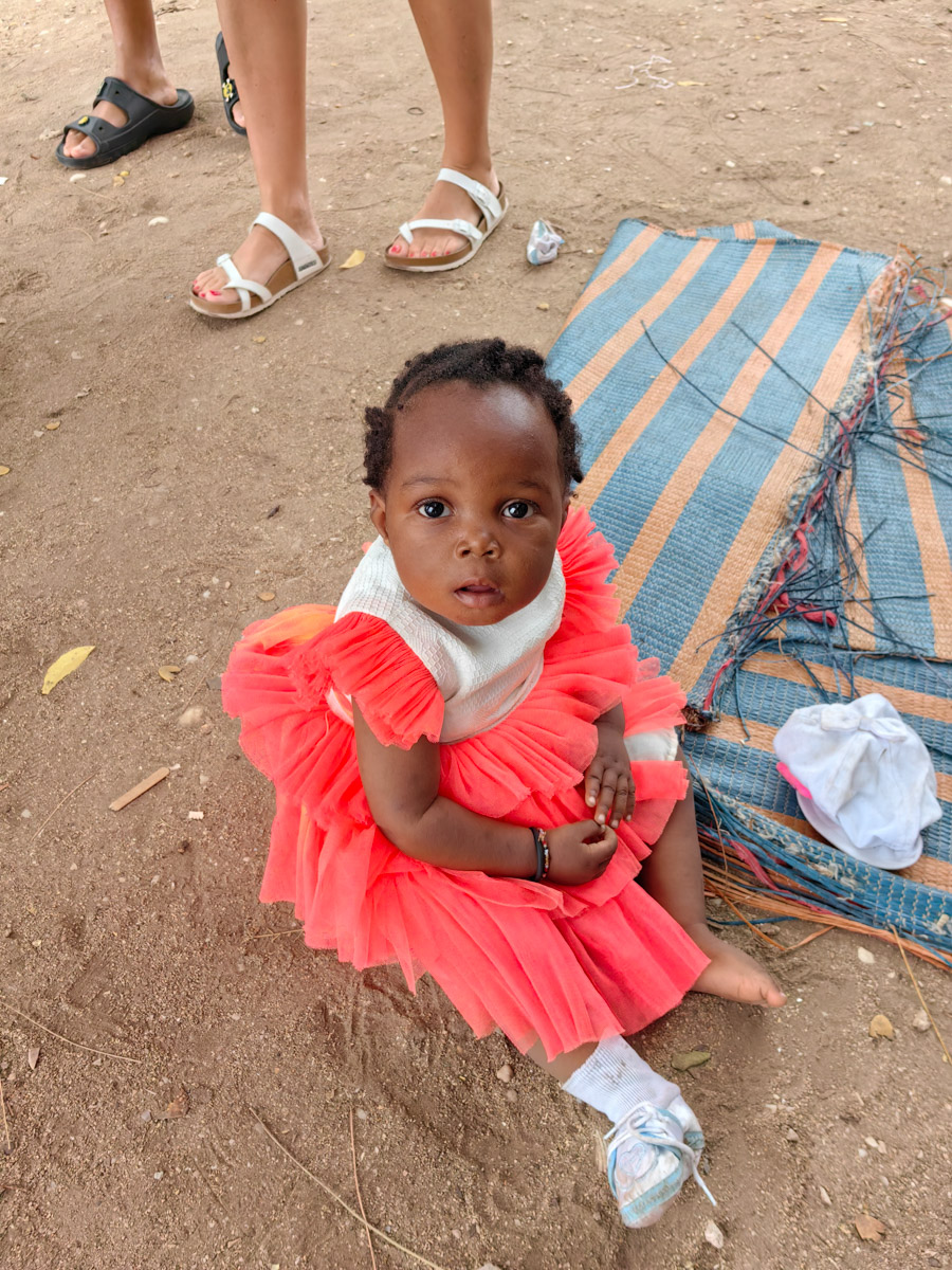 До поездки на Занзибар о таинственной точке на глобусе Наталья Клипова знала только из книги про «Доктора Айболита». Но спустя 24 часа пути из Вязников до восточного побережья Африки туристка навсегда влюбилась в лазурные волны и чистейшие песчаные пляжи. Однако красота природы резко контрастировала с весьма скромным бытом местного населения, которое, несмотря ни на что, не унывает и никуда не спешит.