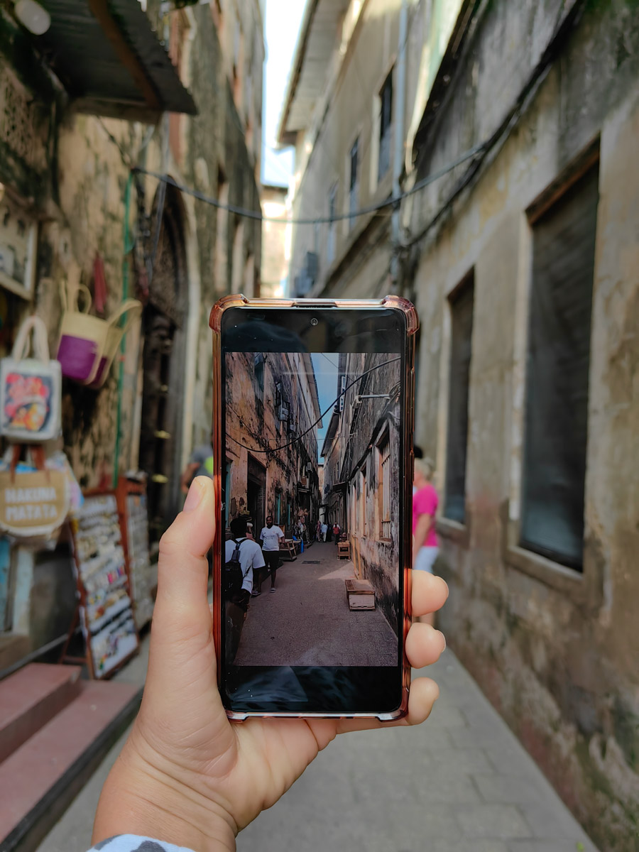 До поездки на Занзибар о таинственной точке на глобусе Наталья Клипова знала только из книги про «Доктора Айболита». Но спустя 24 часа пути из Вязников до восточного побережья Африки туристка навсегда влюбилась в лазурные волны и чистейшие песчаные пляжи. Однако красота природы резко контрастировала с весьма скромным бытом местного населения, которое, несмотря ни на что, не унывает и никуда не спешит.