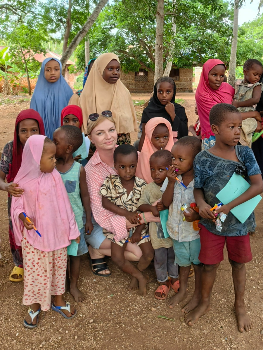 До поездки на Занзибар о таинственной точке на глобусе Наталья Клипова знала только из книги про «Доктора Айболита». Но спустя 24 часа пути из Вязников до восточного побережья Африки туристка навсегда влюбилась в лазурные волны и чистейшие песчаные пляжи. Однако красота природы резко контрастировала с весьма скромным бытом местного населения, которое, несмотря ни на что, не унывает и никуда не спешит.