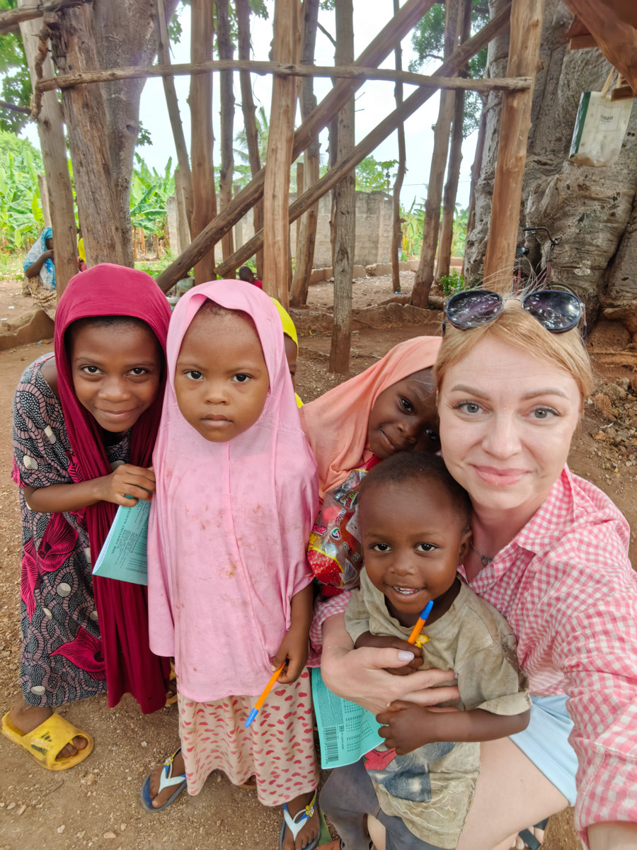 До поездки на Занзибар о таинственной точке на глобусе Наталья Клипова знала только из книги про «Доктора Айболита». Но спустя 24 часа пути из Вязников до восточного побережья Африки туристка навсегда влюбилась в лазурные волны и чистейшие песчаные пляжи. Однако красота природы резко контрастировала с весьма скромным бытом местного населения, которое, несмотря ни на что, не унывает и никуда не спешит.