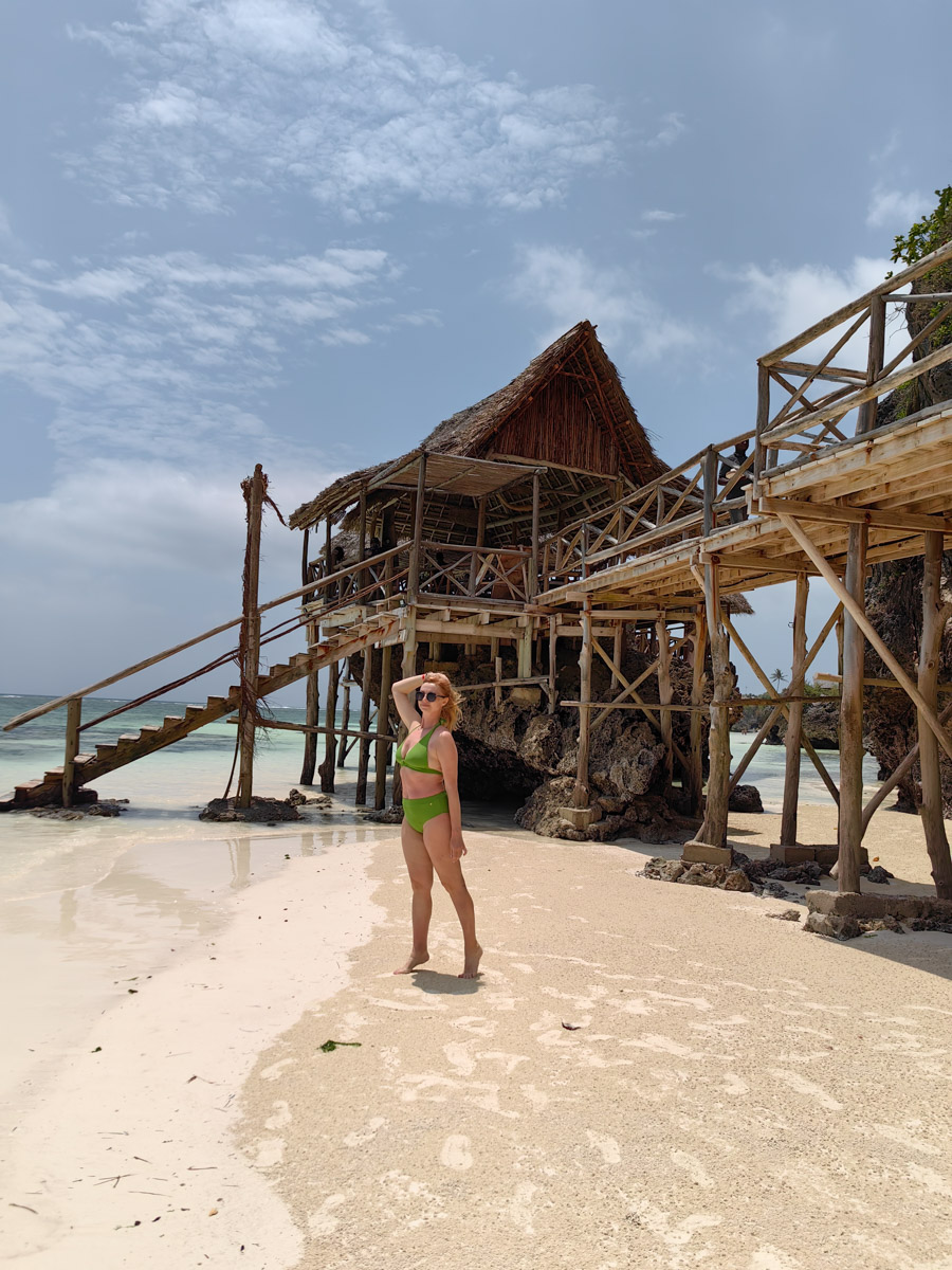 До поездки на Занзибар о таинственной точке на глобусе Наталья Клипова знала только из книги про «Доктора Айболита». Но спустя 24 часа пути из Вязников до восточного побережья Африки туристка навсегда влюбилась в лазурные волны и чистейшие песчаные пляжи. Однако красота природы резко контрастировала с весьма скромным бытом местного населения, которое, несмотря ни на что, не унывает и никуда не спешит.