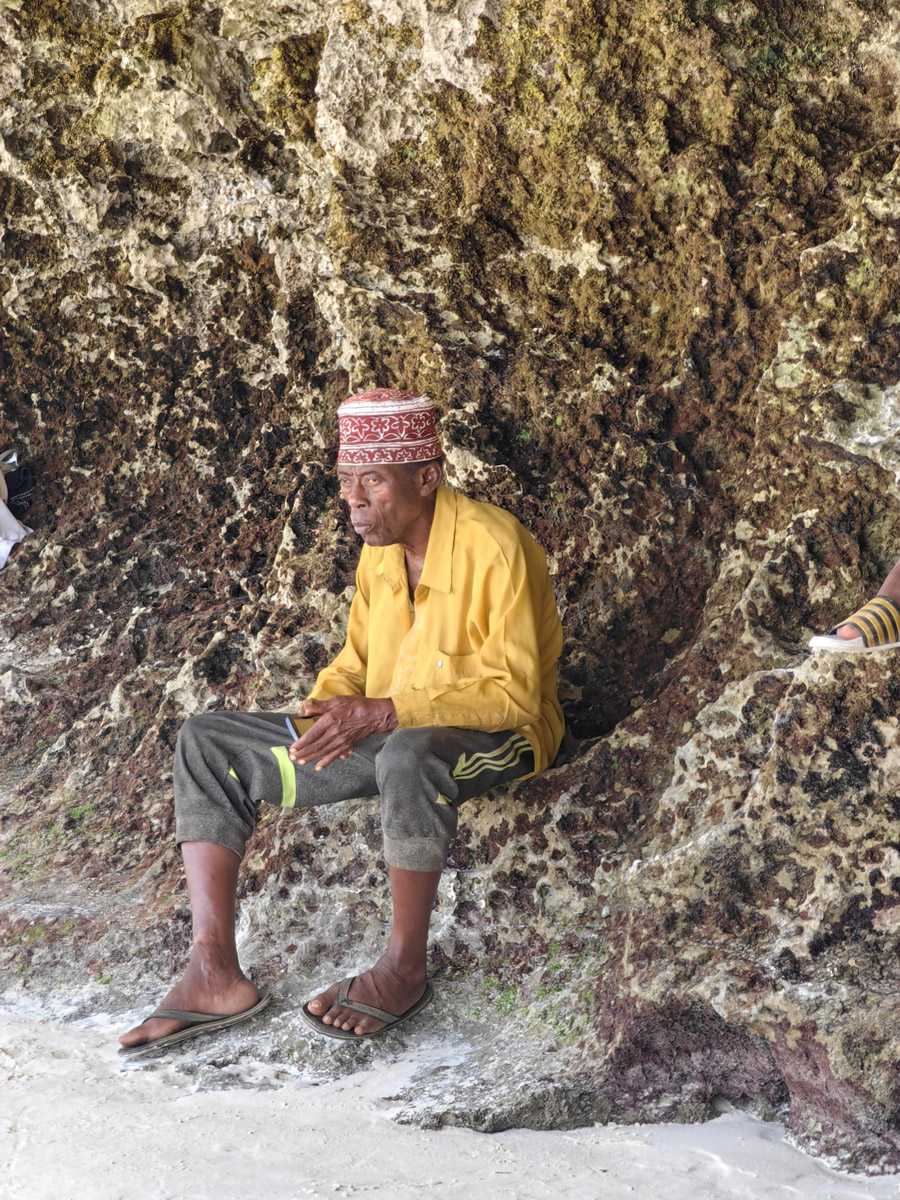 До поездки на Занзибар о таинственной точке на глобусе Наталья Клипова знала только из книги про «Доктора Айболита». Но спустя 24 часа пути из Вязников до восточного побережья Африки туристка навсегда влюбилась в лазурные волны и чистейшие песчаные пляжи. Однако красота природы резко контрастировала с весьма скромным бытом местного населения, которое, несмотря ни на что, не унывает и никуда не спешит.