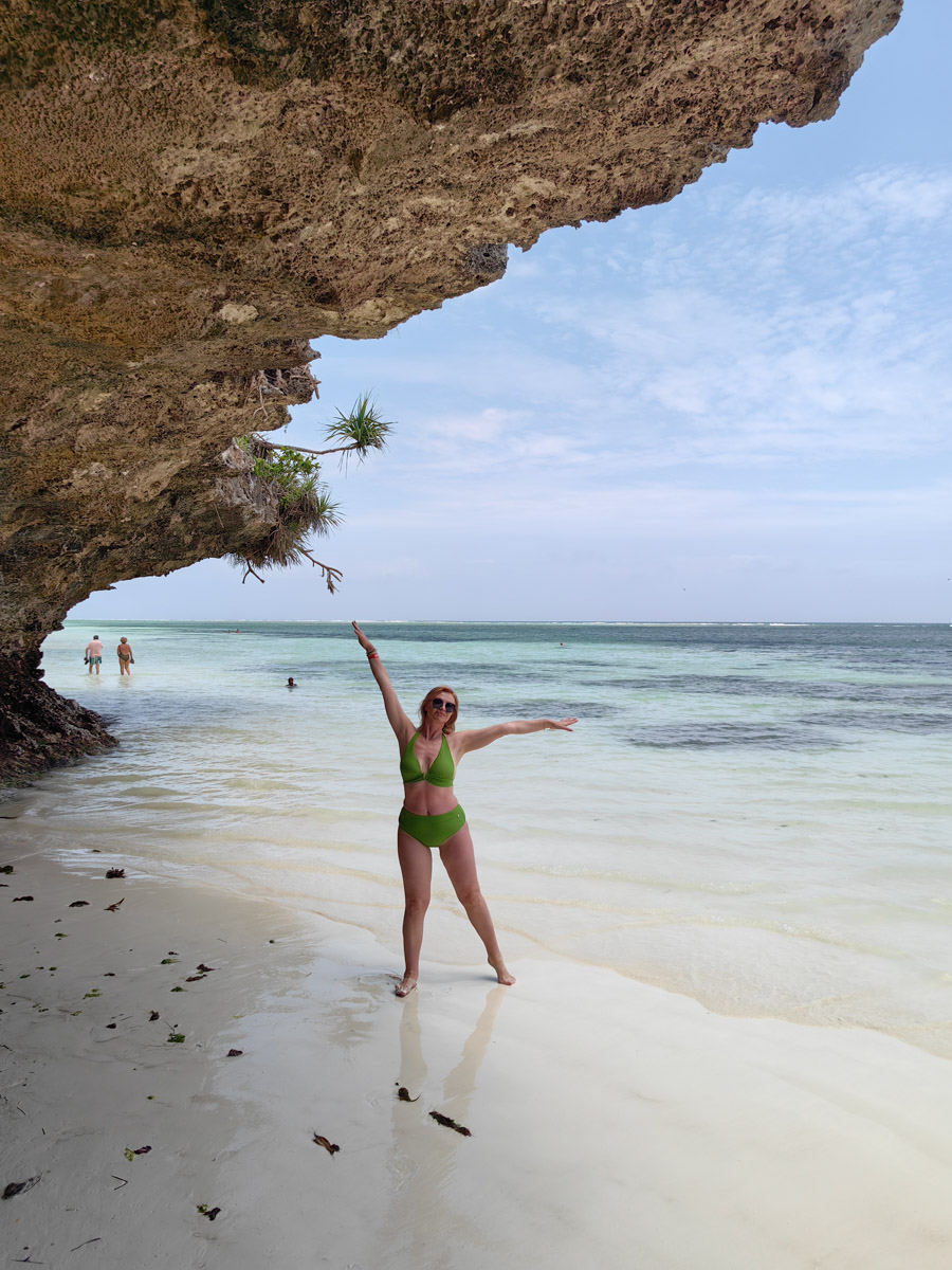 До поездки на Занзибар о таинственной точке на глобусе Наталья Клипова знала только из книги про «Доктора Айболита». Но спустя 24 часа пути из Вязников до восточного побережья Африки туристка навсегда влюбилась в лазурные волны и чистейшие песчаные пляжи. Однако красота природы резко контрастировала с весьма скромным бытом местного населения, которое, несмотря ни на что, не унывает и никуда не спешит.