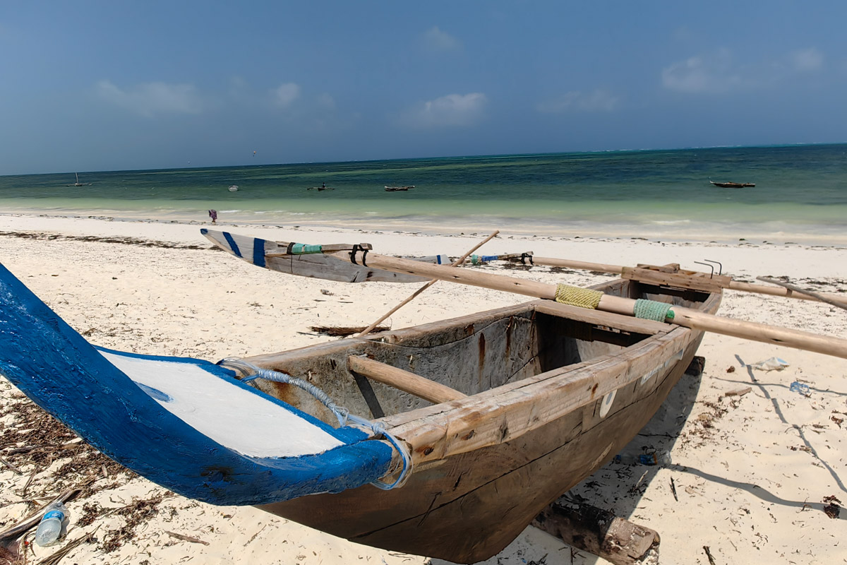 До поездки на Занзибар о таинственной точке на глобусе Наталья Клипова знала только из книги про «Доктора Айболита». Но спустя 24 часа пути из Вязников до восточного побережья Африки туристка навсегда влюбилась в лазурные волны и чистейшие песчаные пляжи. Однако красота природы резко контрастировала с весьма скромным бытом местного населения, которое, несмотря ни на что, не унывает и никуда не спешит.