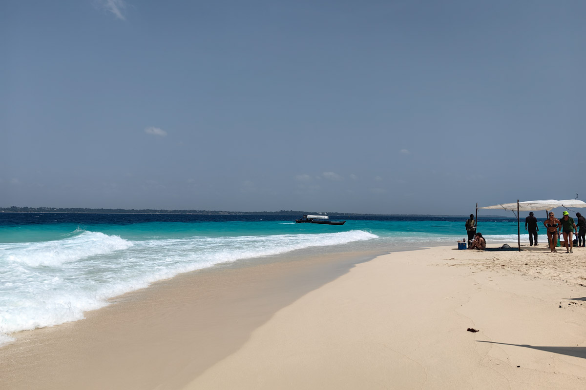 До поездки на Занзибар о таинственной точке на глобусе Наталья Клипова знала только из книги про «Доктора Айболита». Но спустя 24 часа пути из Вязников до восточного побережья Африки туристка навсегда влюбилась в лазурные волны и чистейшие песчаные пляжи. Однако красота природы резко контрастировала с весьма скромным бытом местного населения, которое, несмотря ни на что, не унывает и никуда не спешит.