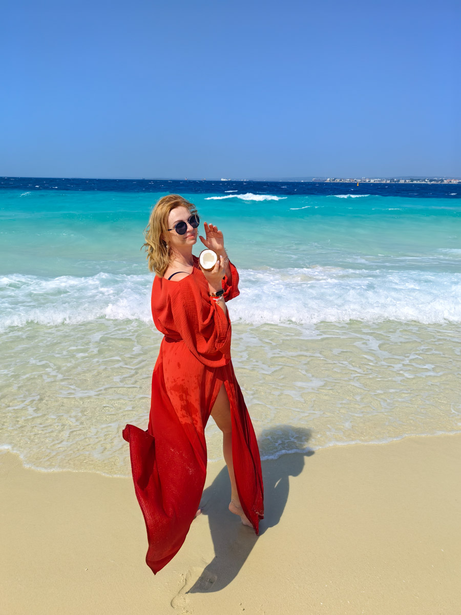 До поездки на Занзибар о таинственной точке на глобусе Наталья Клипова знала только из книги про «Доктора Айболита». Но спустя 24 часа пути из Вязников до восточного побережья Африки туристка навсегда влюбилась в лазурные волны и чистейшие песчаные пляжи. Однако красота природы резко контрастировала с весьма скромным бытом местного населения, которое, несмотря ни на что, не унывает и никуда не спешит.