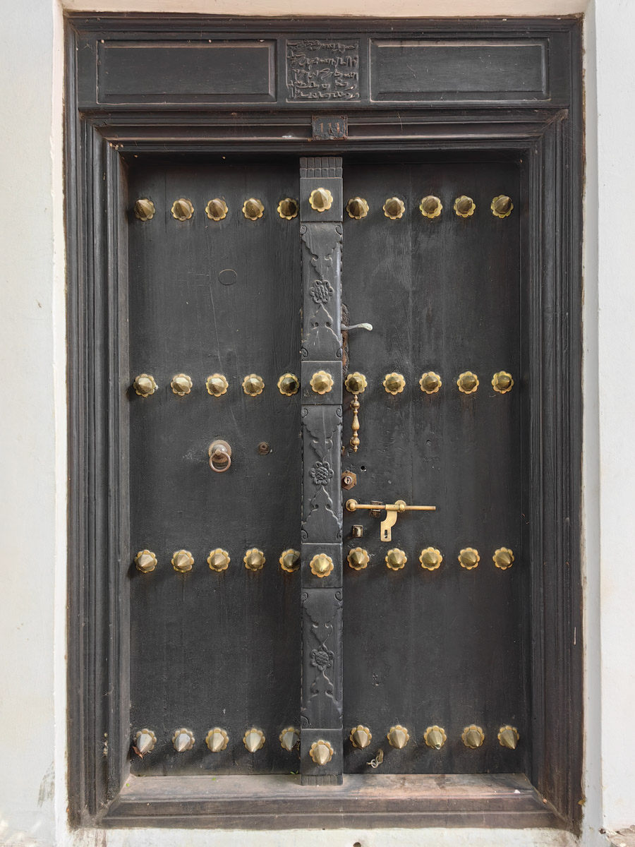 До поездки на Занзибар о таинственной точке на глобусе Наталья Клипова знала только из книги про «Доктора Айболита». Но спустя 24 часа пути из Вязников до восточного побережья Африки туристка навсегда влюбилась в лазурные волны и чистейшие песчаные пляжи. Однако красота природы резко контрастировала с весьма скромным бытом местного населения, которое, несмотря ни на что, не унывает и никуда не спешит.