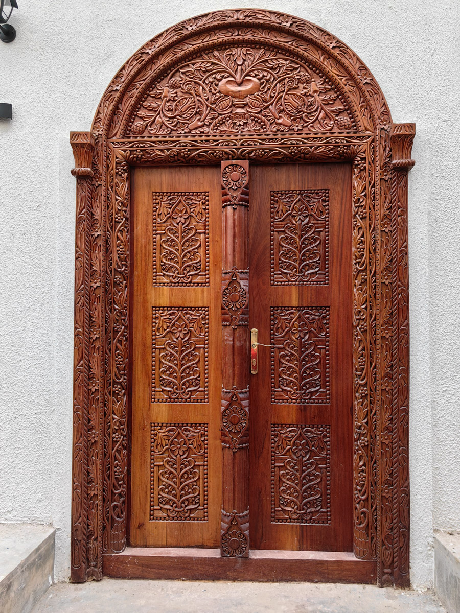 До поездки на Занзибар о таинственной точке на глобусе Наталья Клипова знала только из книги про «Доктора Айболита». Но спустя 24 часа пути из Вязников до восточного побережья Африки туристка навсегда влюбилась в лазурные волны и чистейшие песчаные пляжи. Однако красота природы резко контрастировала с весьма скромным бытом местного населения, которое, несмотря ни на что, не унывает и никуда не спешит.