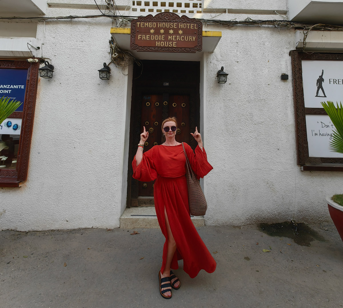 До поездки на Занзибар о таинственной точке на глобусе Наталья Клипова знала только из книги про «Доктора Айболита». Но спустя 24 часа пути из Вязников до восточного побережья Африки туристка навсегда влюбилась в лазурные волны и чистейшие песчаные пляжи. Однако красота природы резко контрастировала с весьма скромным бытом местного населения, которое, несмотря ни на что, не унывает и никуда не спешит.