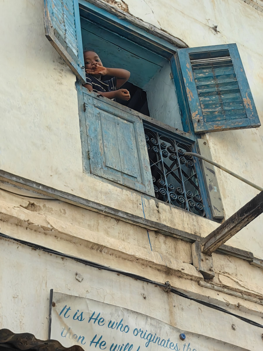 До поездки на Занзибар о таинственной точке на глобусе Наталья Клипова знала только из книги про «Доктора Айболита». Но спустя 24 часа пути из Вязников до восточного побережья Африки туристка навсегда влюбилась в лазурные волны и чистейшие песчаные пляжи. Однако красота природы резко контрастировала с весьма скромным бытом местного населения, которое, несмотря ни на что, не унывает и никуда не спешит.