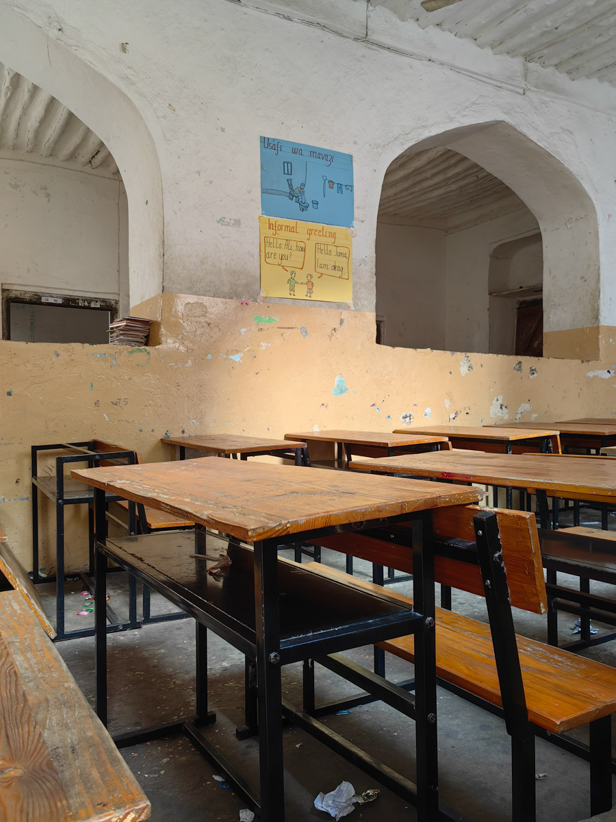 До поездки на Занзибар о таинственной точке на глобусе Наталья Клипова знала только из книги про «Доктора Айболита». Но спустя 24 часа пути из Вязников до восточного побережья Африки туристка навсегда влюбилась в лазурные волны и чистейшие песчаные пляжи. Однако красота природы резко контрастировала с весьма скромным бытом местного населения, которое, несмотря ни на что, не унывает и никуда не спешит.