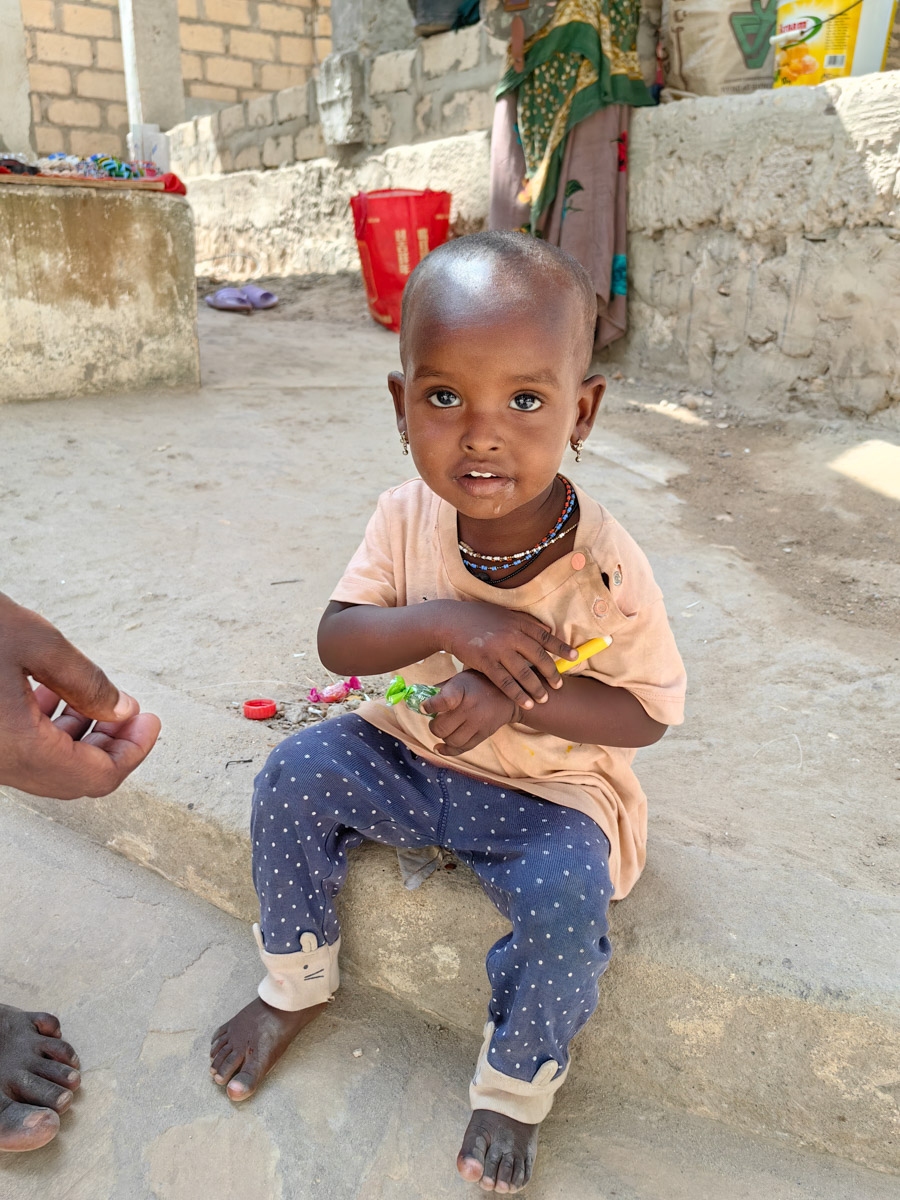 До поездки на Занзибар о таинственной точке на глобусе Наталья Клипова знала только из книги про «Доктора Айболита». Но спустя 24 часа пути из Вязников до восточного побережья Африки туристка навсегда влюбилась в лазурные волны и чистейшие песчаные пляжи. Однако красота природы резко контрастировала с весьма скромным бытом местного населения, которое, несмотря ни на что, не унывает и никуда не спешит.