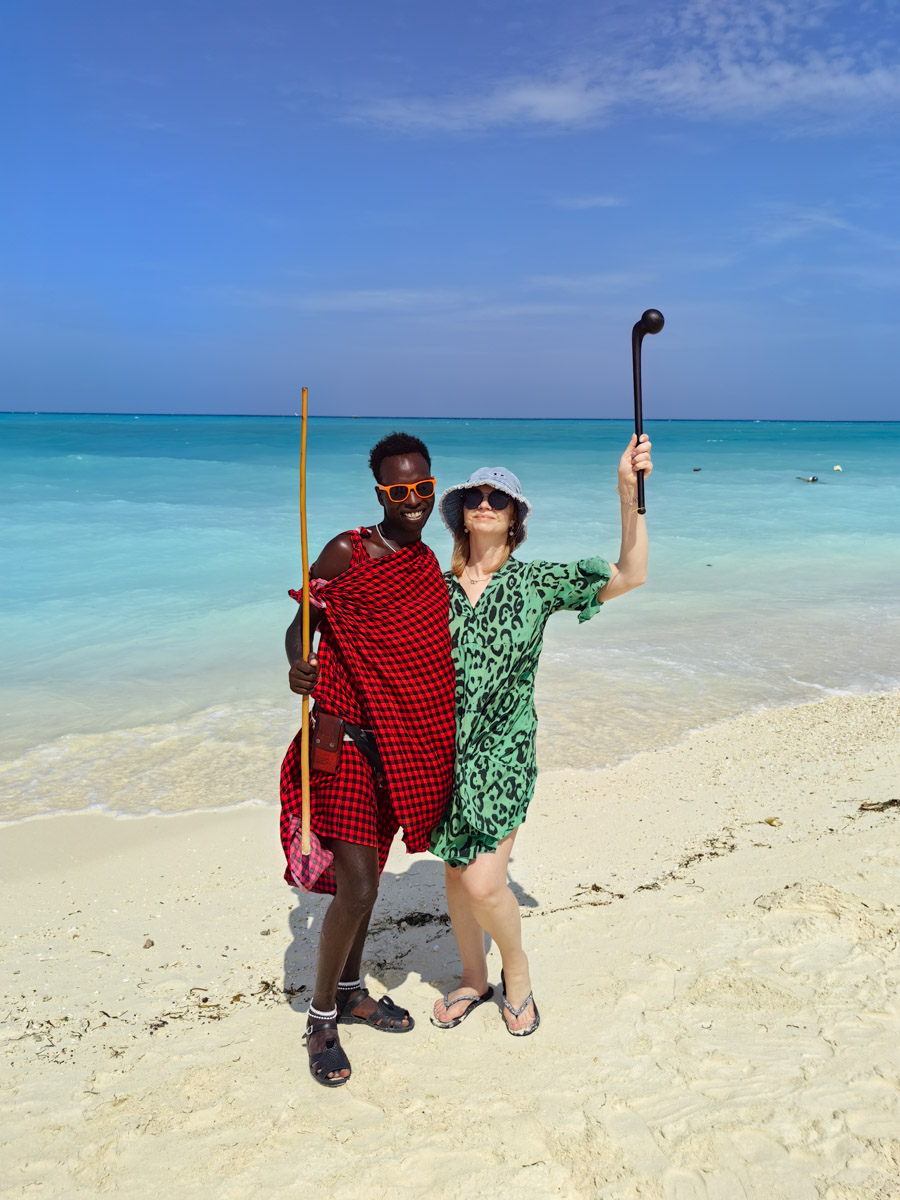 До поездки на Занзибар о таинственной точке на глобусе Наталья Клипова знала только из книги про «Доктора Айболита». Но спустя 24 часа пути из Вязников до восточного побережья Африки туристка навсегда влюбилась в лазурные волны и чистейшие песчаные пляжи. Однако красота природы резко контрастировала с весьма скромным бытом местного населения, которое, несмотря ни на что, не унывает и никуда не спешит.