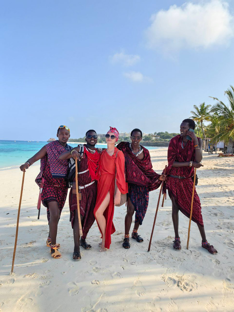 До поездки на Занзибар о таинственной точке на глобусе Наталья Клипова знала только из книги про «Доктора Айболита». Но спустя 24 часа пути из Вязников до восточного побережья Африки туристка навсегда влюбилась в лазурные волны и чистейшие песчаные пляжи. Однако красота природы резко контрастировала с весьма скромным бытом местного населения, которое, несмотря ни на что, не унывает и никуда не спешит.