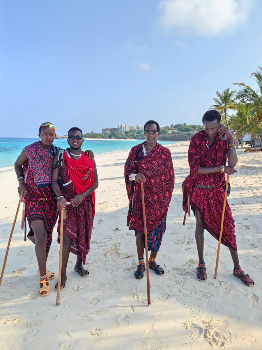 До поездки на Занзибар о таинственной точке на глобусе Наталья Клипова знала только из книги про «Доктора Айболита». Но спустя 24 часа пути из Вязников до восточного побережья Африки туристка навсегда влюбилась в лазурные волны и чистейшие песчаные пляжи. Однако красота природы резко контрастировала с весьма скромным бытом местного населения, которое, несмотря ни на что, не унывает и никуда не спешит.