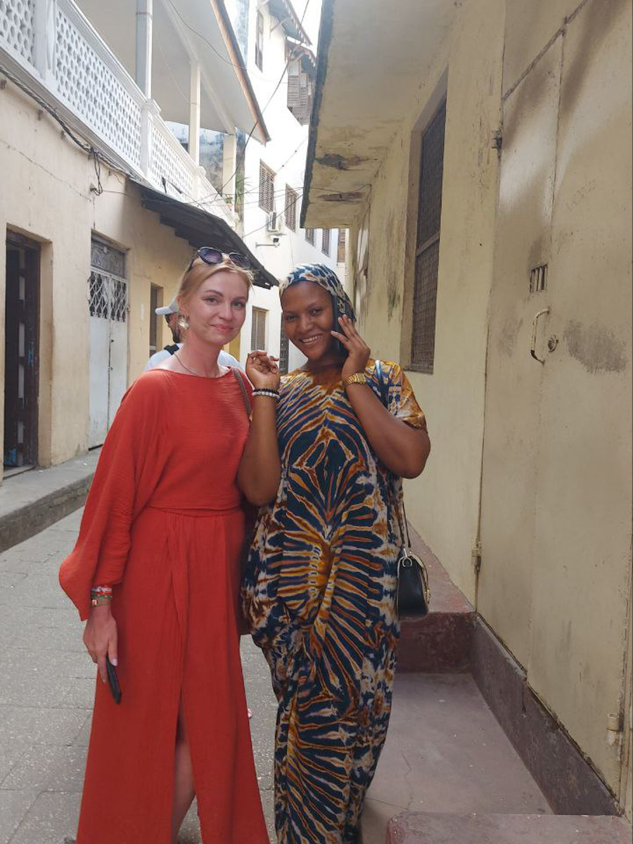 До поездки на Занзибар о таинственной точке на глобусе Наталья Клипова знала только из книги про «Доктора Айболита». Но спустя 24 часа пути из Вязников до восточного побережья Африки туристка навсегда влюбилась в лазурные волны и чистейшие песчаные пляжи. Однако красота природы резко контрастировала с весьма скромным бытом местного населения, которое, несмотря ни на что, не унывает и никуда не спешит.