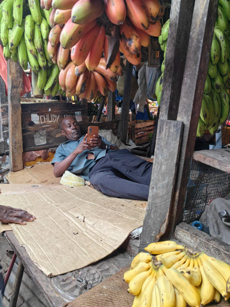 До поездки на Занзибар о таинственной точке на глобусе Наталья Клипова знала только из книги про «Доктора Айболита». Но спустя 24 часа пути из Вязников до восточного побережья Африки туристка навсегда влюбилась в лазурные волны и чистейшие песчаные пляжи. Однако красота природы резко контрастировала с весьма скромным бытом местного населения, которое, несмотря ни на что, не унывает и никуда не спешит.