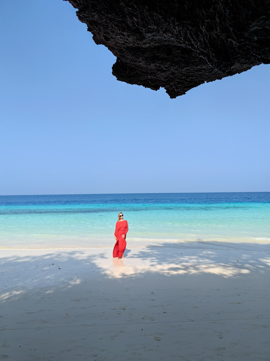 До поездки на Занзибар о таинственной точке на глобусе Наталья Клипова знала только из книги про «Доктора Айболита». Но спустя 24 часа пути из Вязников до восточного побережья Африки туристка навсегда влюбилась в лазурные волны и чистейшие песчаные пляжи. Однако красота природы резко контрастировала с весьма скромным бытом местного населения, которое, несмотря ни на что, не унывает и никуда не спешит.