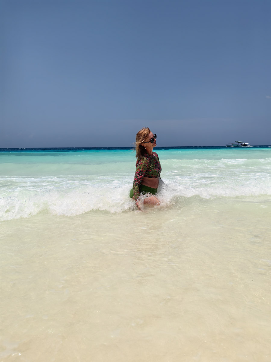 До поездки на Занзибар о таинственной точке на глобусе Наталья Клипова знала только из книги про «Доктора Айболита». Но спустя 24 часа пути из Вязников до восточного побережья Африки туристка навсегда влюбилась в лазурные волны и чистейшие песчаные пляжи. Однако красота природы резко контрастировала с весьма скромным бытом местного населения, которое, несмотря ни на что, не унывает и никуда не спешит.