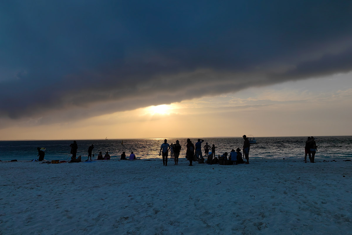 До поездки на Занзибар о таинственной точке на глобусе Наталья Клипова знала только из книги про «Доктора Айболита». Но спустя 24 часа пути из Вязников до восточного побережья Африки туристка навсегда влюбилась в лазурные волны и чистейшие песчаные пляжи. Однако красота природы резко контрастировала с весьма скромным бытом местного населения, которое, несмотря ни на что, не унывает и никуда не спешит.