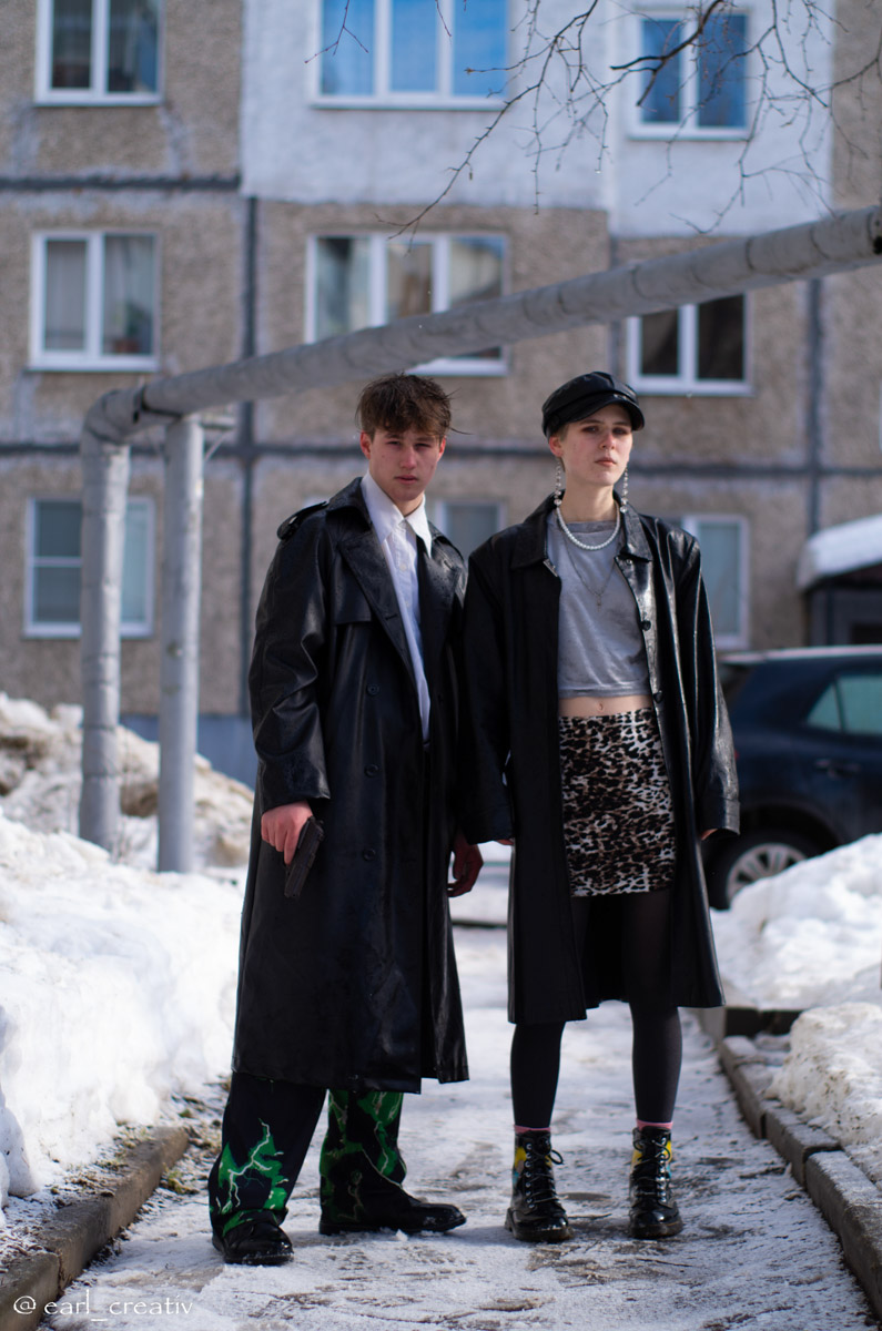 Девяностые стали новым трендом. Вайб эпохи перемен продолжает вдохновлять творческую среду, а улицы Владимира, словно застрявшие в минувшем десятилетии, превратились в идеальные декорации для ностальгических съемок. В качестве примеров «Ключ-Медиа» собрал атмосферные фотопроекты в духе лихого периода.