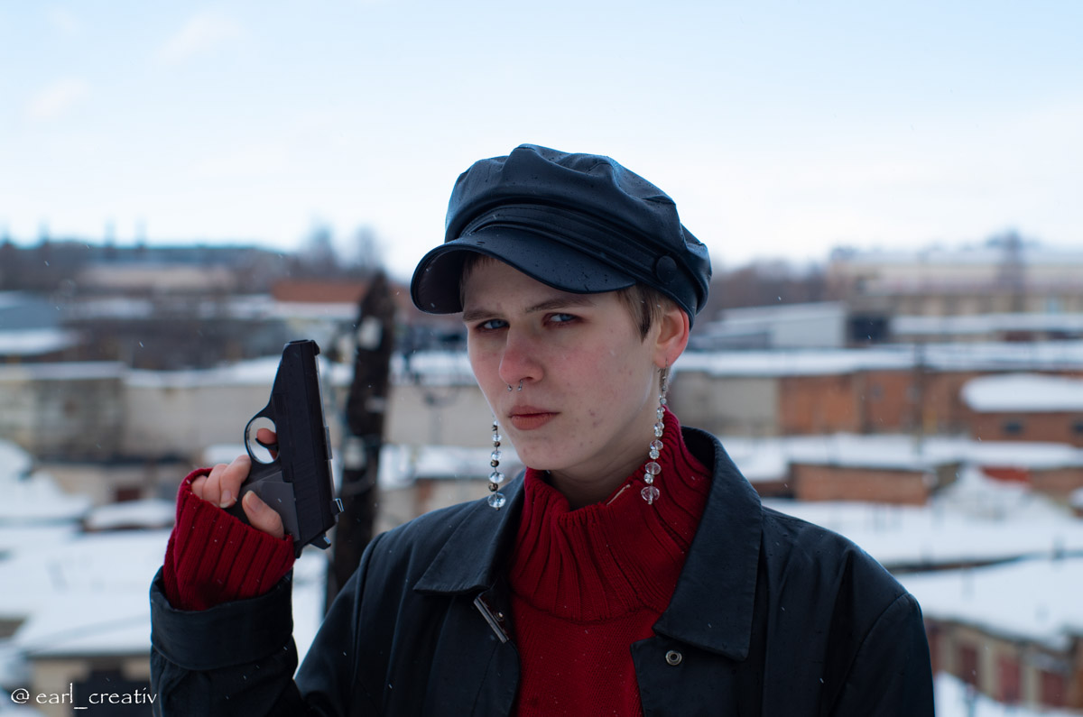 Девяностые стали новым трендом. Вайб эпохи перемен продолжает вдохновлять творческую среду, а улицы Владимира, словно застрявшие в минувшем десятилетии, превратились в идеальные декорации для ностальгических съемок. В качестве примеров «Ключ-Медиа» собрал атмосферные фотопроекты в духе лихого периода.